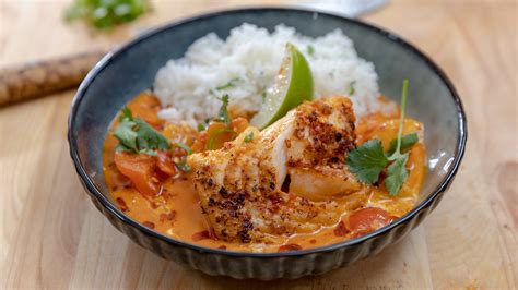  Moqueca: A Tangy Coconut Embrace Meets Smoky Seafood Symphony