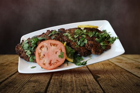  Chapli Kebab:  A Culinary Journey Through Spicy Grilled Goodness and Fragrant Aromatic Spices!