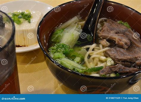  ก๋วยเตี๋ยวเนื้อตุ๋น Jiangmen: คำอธิบายรสชาติที่ล้ำลึกและความนุ่มละลายของเนื้อวัวต้มในน้ำซุปหอมหวาน