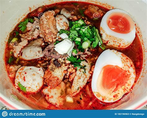  ก๋วยเตี๋ยวสุราษฎร์! เส้นเหนียวนุ่มผสานรสชาติเข้มข้นของน้ำซุปหมู